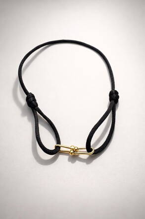 Čierny šnúrkový náramok proti urieknutiu so zlatou ozdobou RH10