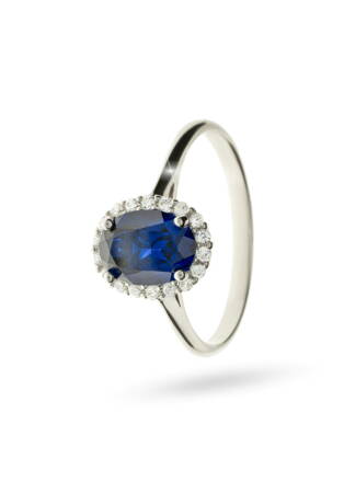 Prsteň s tmavo-modrým kameňom z bieleho zlata K960