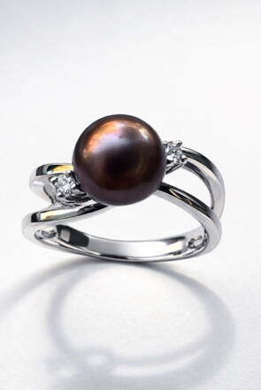 Prsteň ALO 22405018bP z bieleho zlata s perlou a briliantmi